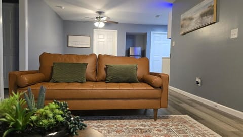 Cozy Home Sleeps 6 3 bed 2 bath off I-10 House in Mobile