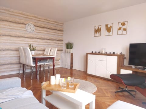 TV and multimedia, Living room, Dining area