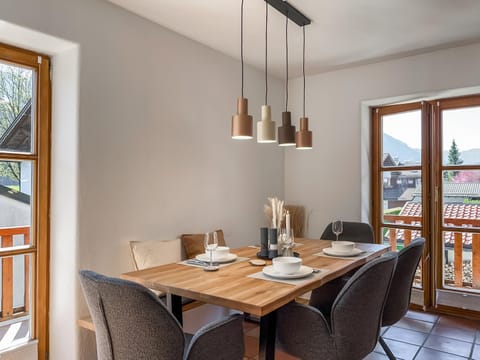 View (from property/room), Photo of the whole room, Decorative detail, Seating area, Dining area, furniture, internet