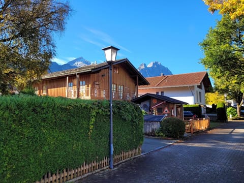 Property building, Day, Neighbourhood, Summer, Mountain view, Quiet street view, Parking