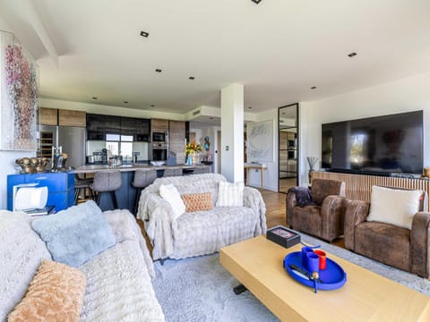 TV and multimedia, Living room, Seating area, Evening entertainment