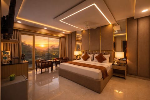 Bed, TV and multimedia, Living room, Photo of the whole room, Seating area, Bedroom
