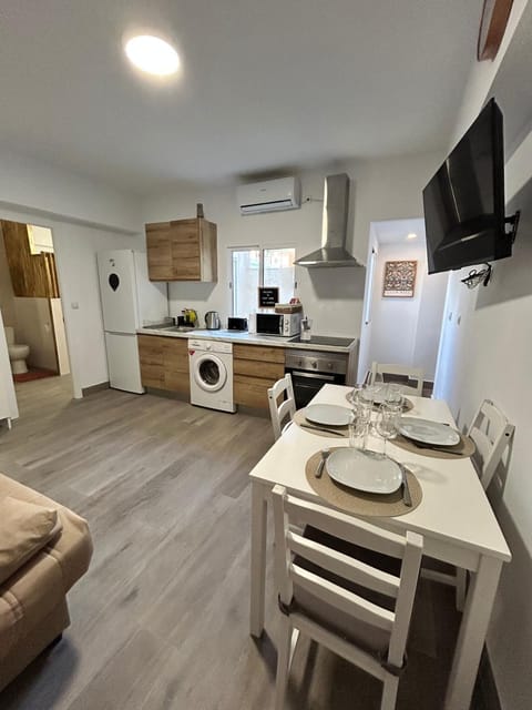 TV and multimedia, Kitchen or kitchenette, Living room, Dining area, oven, stove