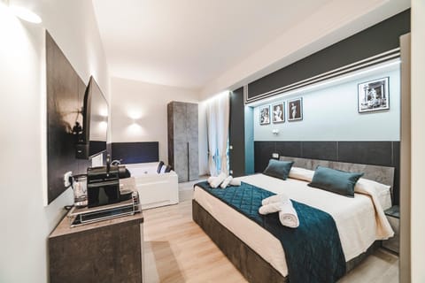 Bed, TV and multimedia, Bedroom, Swimming pool, towels