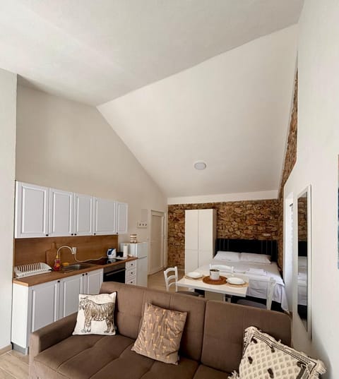 Bed, Bathroom, TV and multimedia, Coffee/tea facilities, Balcony/Terrace, Living room, Seating area, Dining area, furniture, internet, oven, pet friendly, stove, toaster, towels, wardrobe