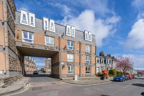 West End 2 Bed Maisonette - Parking & Wi-Fi Apartment in Aberdeen