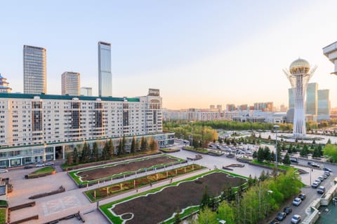 Property building, Spring, Day, Neighbourhood, Natural landscape, Bird's eye view, City view, Street view, Location, Parking