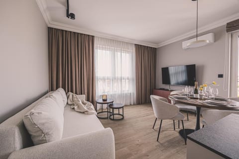 TV and multimedia, Living room, Seating area, Dining area, Evening entertainment