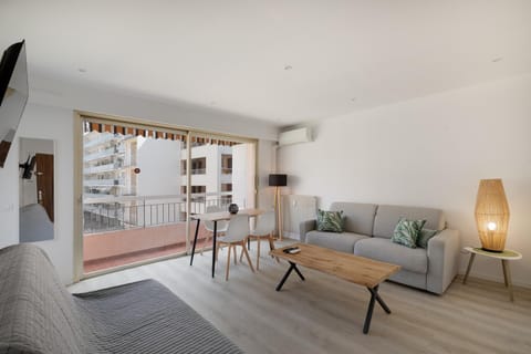 Eden docteur HOCHET 100 m des plages 3 couchages ou 4 si 2 enfants Apartment in Antibes