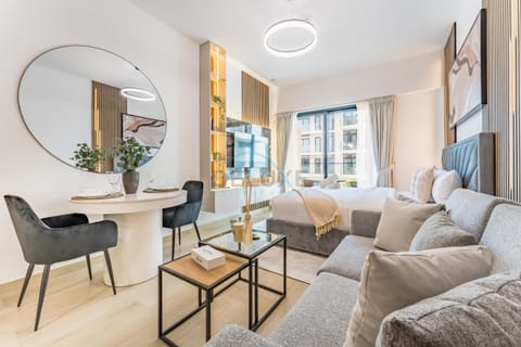 Bed, TV and multimedia, Living room, Seating area, Dining area, Bedroom
