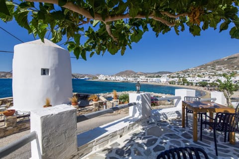 Nearby landmark, Restaurant/places to eat, Seating area