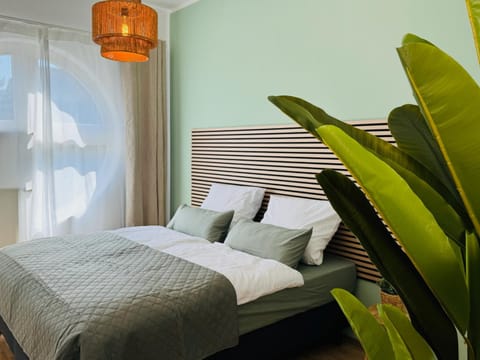 Bed, Photo of the whole room, Decorative detail, Decorative detail, Bedroom