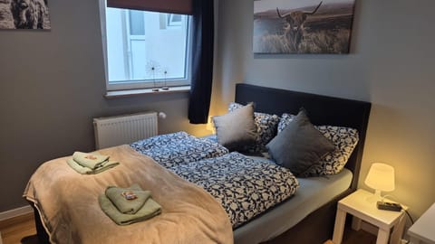 Bed, Bedroom, towels, towels