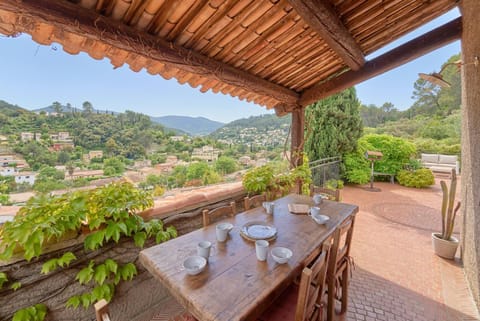 Natural landscape, View (from property/room), Balcony/Terrace, Dining area, Mountain view