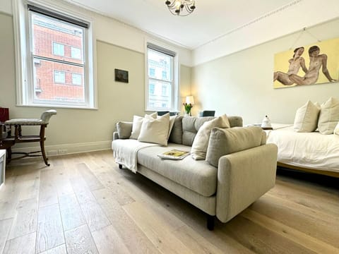 Communal lounge/ TV room, Bed, TV and multimedia, Living room, Photo of the whole room, Seating area, Bedroom