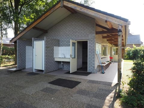 Kampeerhut met gedeeld sanitair Campground/ 
RV Resort in North Brabant (province)