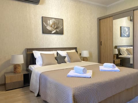 Bedroom, towels, wardrobe