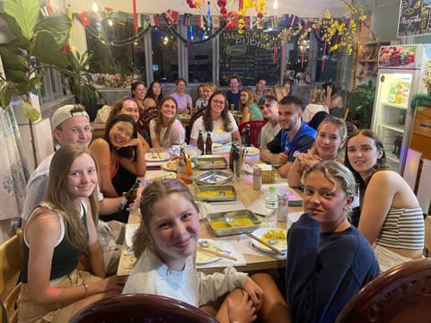 Restaurant/places to eat, People, Food and drinks, Drinks, group of guests