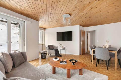 Modern Alpine Stay Terrace Central Davos Apartment in Davos