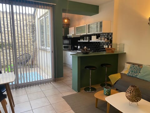 Kitchen or kitchenette, Living room, Seating area, Dining area, minibar, pet friendly, stove
