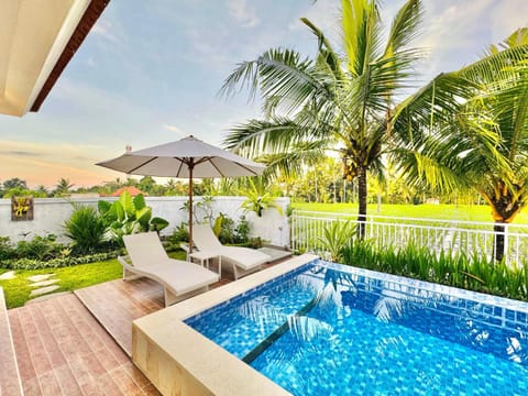Patio, Day, Natural landscape, Garden, Garden, Garden view, Pool view, Swimming pool, Swimming pool, sunbed
