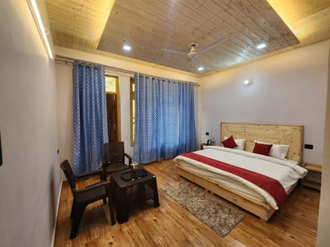 Bed, Photo of the whole room, Seating area, Bedroom
