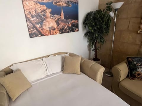 300 years old Maisonette in Beautiful Stairs Apartment in Valletta