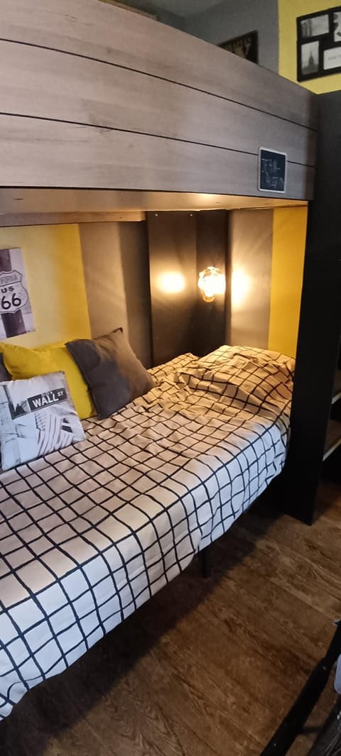 Dortoir de 4 lits de 13m2 chez l'habitant à la Porte d'Italie Hostel in Île-de-France