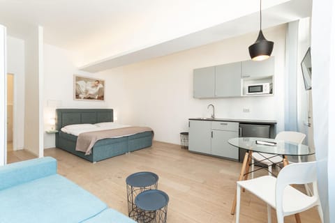 Bed, Kitchen or kitchenette, Photo of the whole room, Dining area, Bedroom, stove