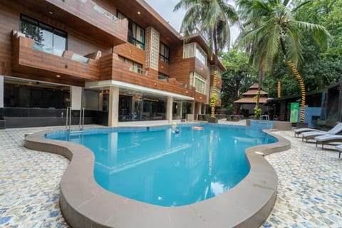 Property building, Patio, Day, Pool view, Swimming pool, Swimming pool, sunbed