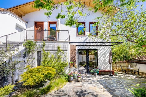 Property building, Patio, Spring, Day, Garden, Garden view