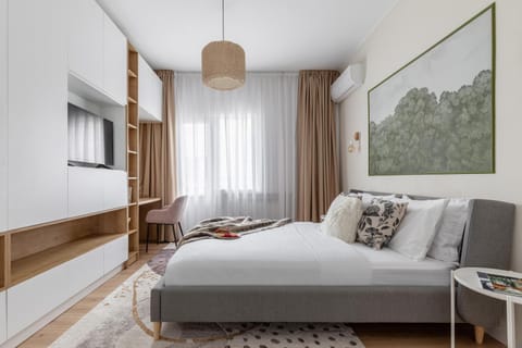 Bed, TV and multimedia, Bedroom