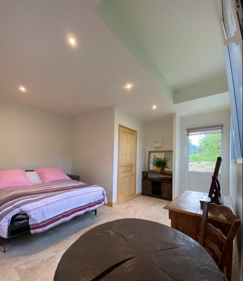 Photo of the whole room, Seating area
