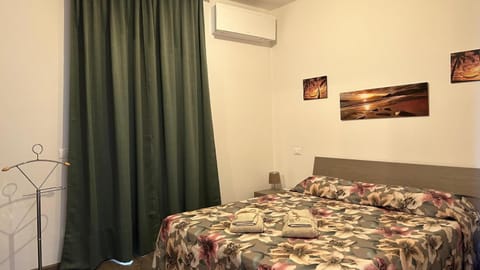 Bed, Photo of the whole room, Bedroom, air conditioner