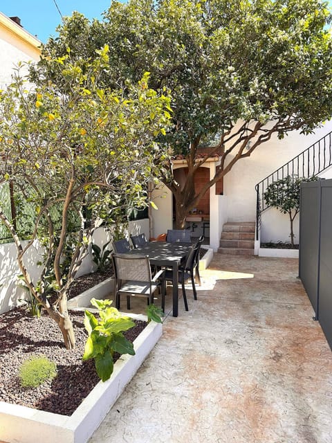 Patio, Day, Garden, Garden, Balcony/Terrace, Garden view