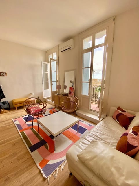 Living room, internet, air conditioner