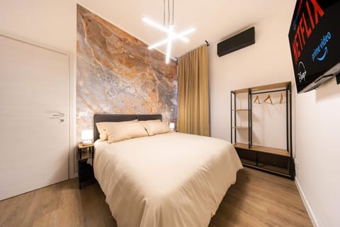 Bed, TV and multimedia, Photo of the whole room, Bedroom