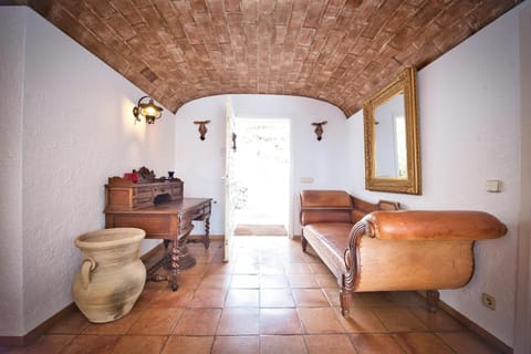 Property building, Facade/entrance, Living room, Lobby or reception, air conditioner
