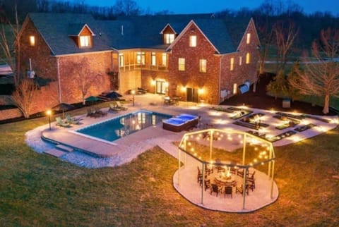Heated Pool, Hot Tub, Mini Golf, Theater-Sleeps 28 House in Frankfort