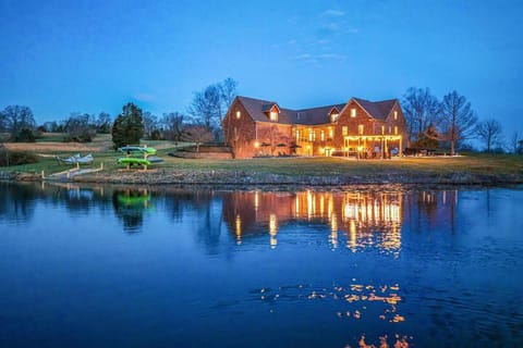 Heated Pool, Hot Tub, Mini Golf, Theater-Sleeps 28 House in Frankfort