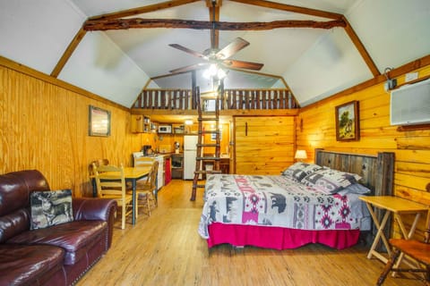 Cedar Falls Cabin 3 Next to Turner Falls Park Cabin in Davis