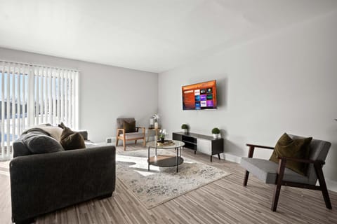Stylish & Modern Unit Prime Location & Comfort Apartment in Rochester