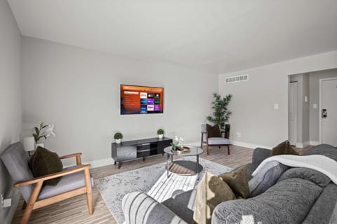 Stylish & Modern Unit Prime Location & Comfort Apartment in Rochester