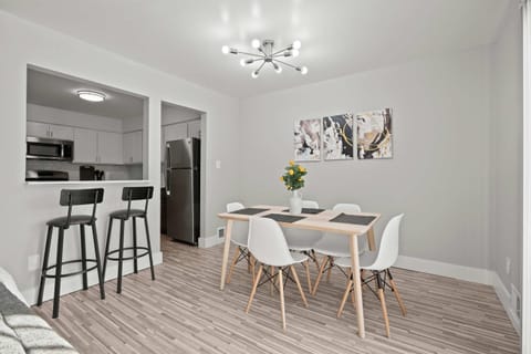 Stylish & Modern Unit Prime Location & Comfort Apartment in Rochester