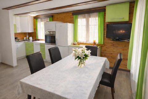 TV and multimedia, Kitchen or kitchenette, Living room, Seating area, Dining area, minibar, oven, pet friendly, stove