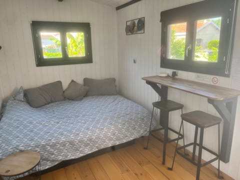 Bed, Dining area