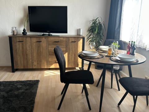 Communal lounge/ TV room, TV and multimedia, Living room, Seating area, Dining area