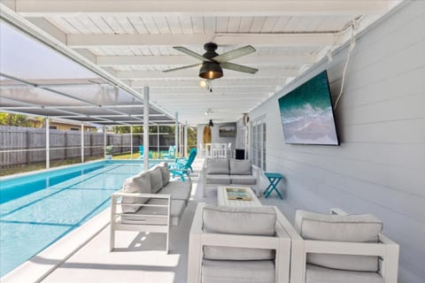 Patio, TV and multimedia, Seating area, Pool view, Swimming pool, Swimming pool, sunbed