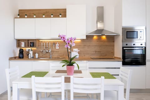 Coffee/tea facilities, Kitchen or kitchenette, Living room, Seating area, Dining area, internet, microwave, oven, pet friendly, stove, toaster, washing machine, air conditioner
