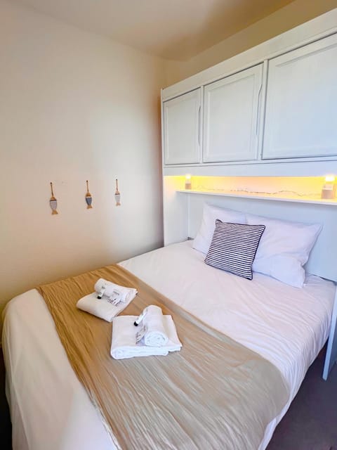 Bed, Bedroom, towels
